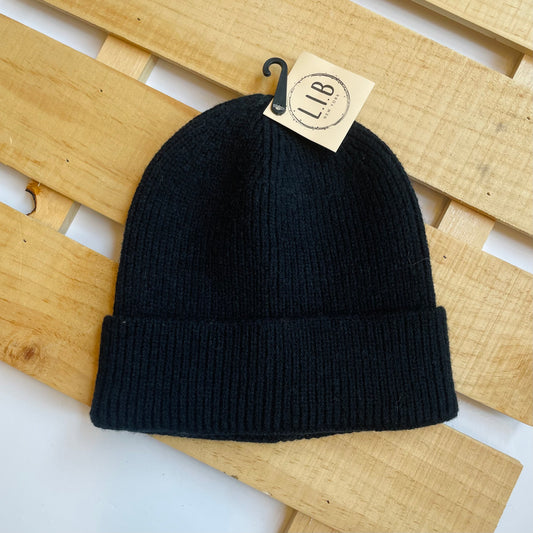 BLACK RIBBED BEANIE