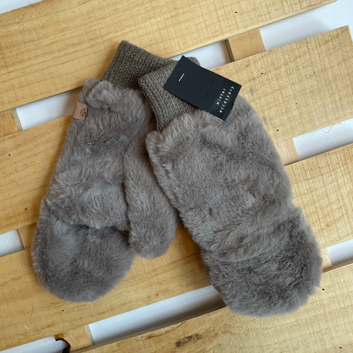 FUZZY MITTENS