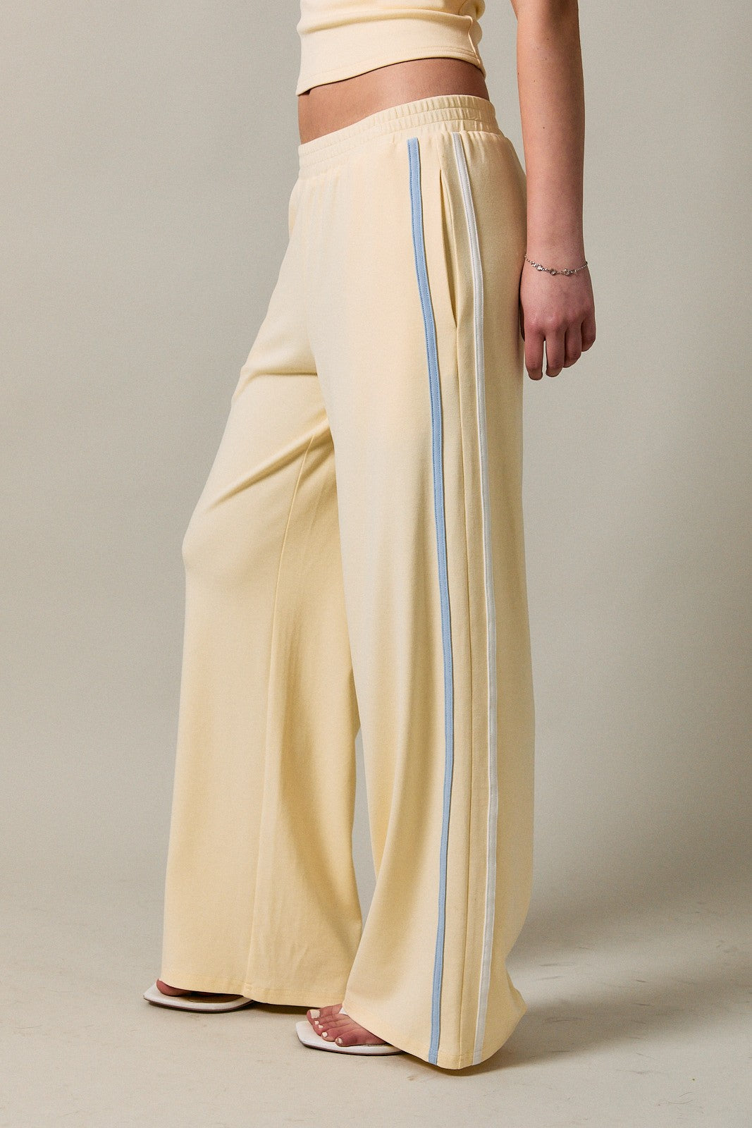 MID RISE CONTRAST LINE DETAIL PANTS